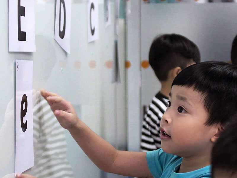 "Chinese kindergarten student learning phonics"